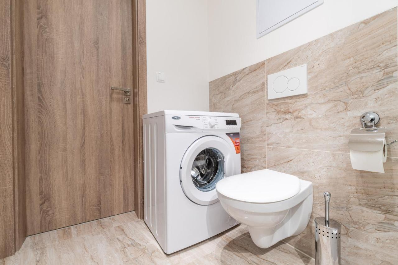Brand New Studio Apartment #21 With Free Secure Parking In The Center Prag Eksteriør billede