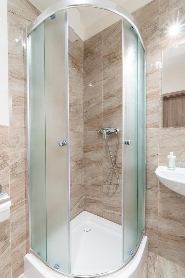 Brand New Studio Apartment #21 With Free Secure Parking In The Center Prag Eksteriør billede